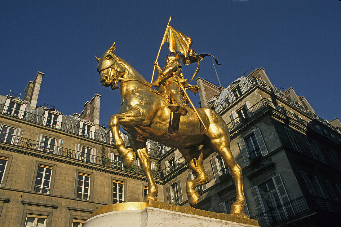 Jeanne d' Arc vergoldete Reiterstatue 1874 von Emmanuel Frémiet, Place des Pyramides, Rue de Rivoli, Paris, Frankreich
