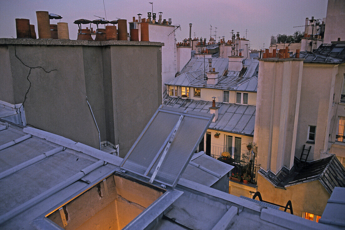 Pariser Dächer im Abendlicht, Kaminrohre, Schornstein, Paris, Frankreich
