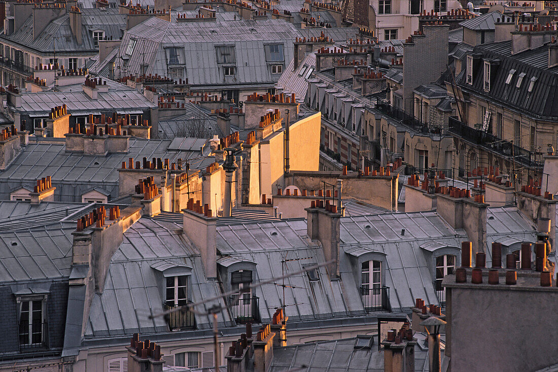 Stadtansicht Pariser Dächer bei Sonnenuntergang, Paris, Frankreich