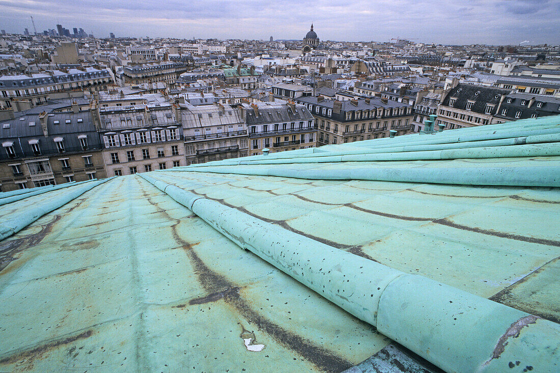 Stadtansicht, Kupfergedecktes Dach der Kirche La Madeleine, Église, Paris, Frankreich