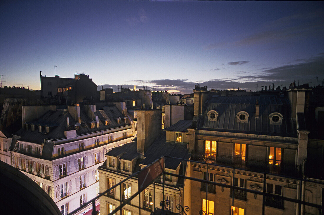 Blick über den Dächer von Paris, abends, 2 Arrondissement, Paris, Frankreich