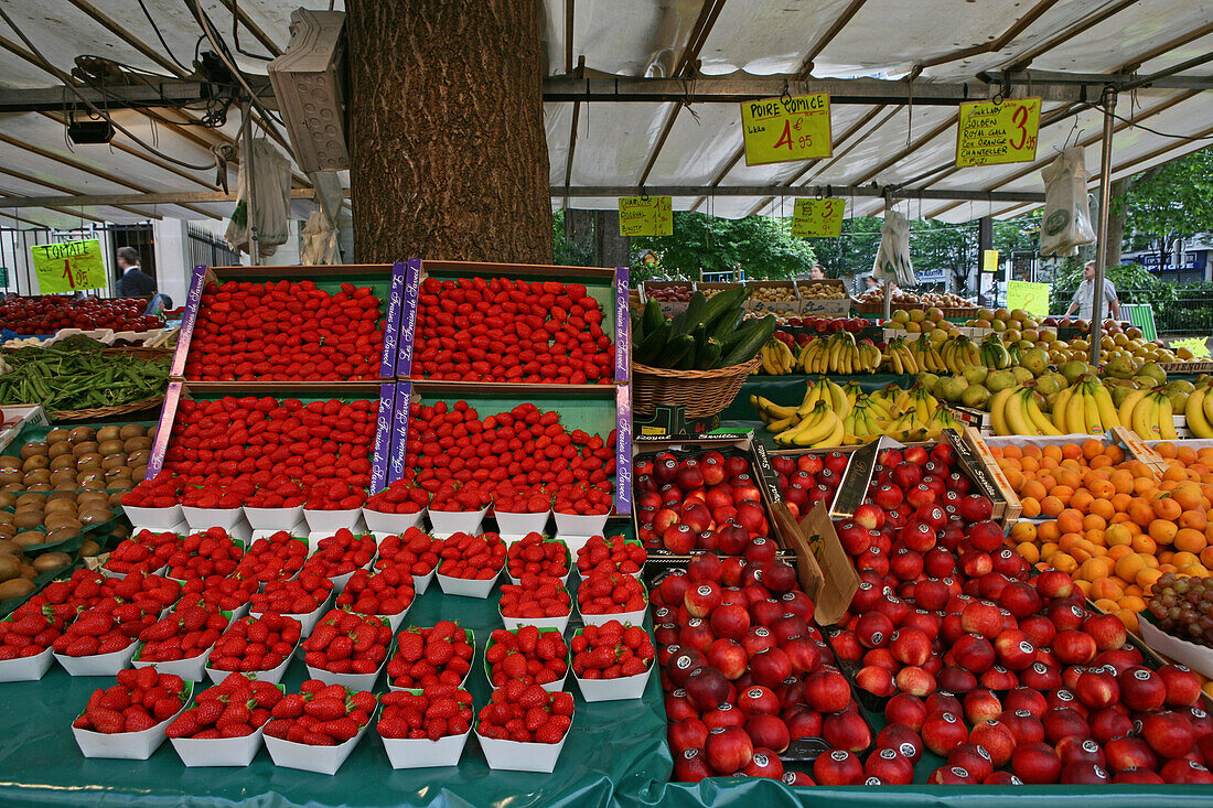 Fruit market selling peaches, strawberries, ornages and bananas, Rue Mouffetard, Paris, France
