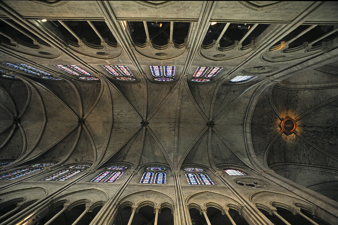 Nave of Notre Dame cathedral, 4e Arrondissement, Paris, France