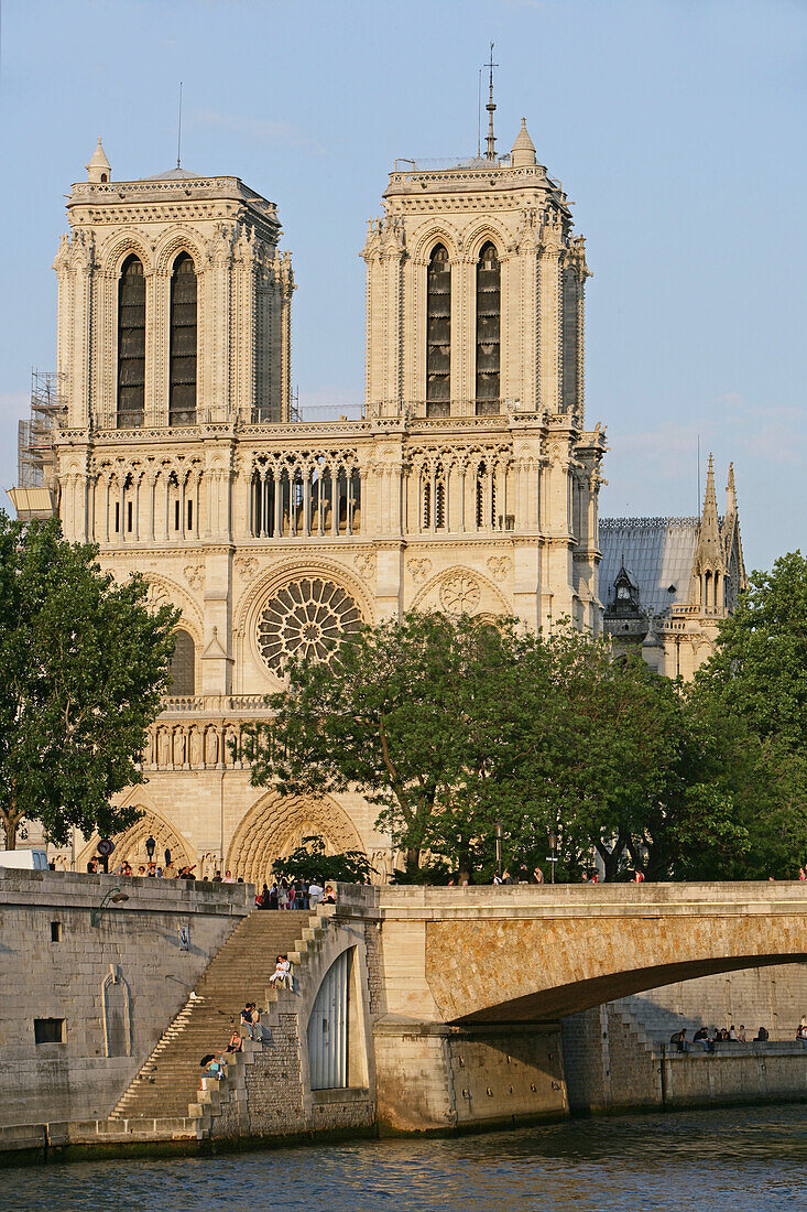 Notre Dame cathedral and bridge across the river Seine, gothic, 4e Arrondissement, Paris, France