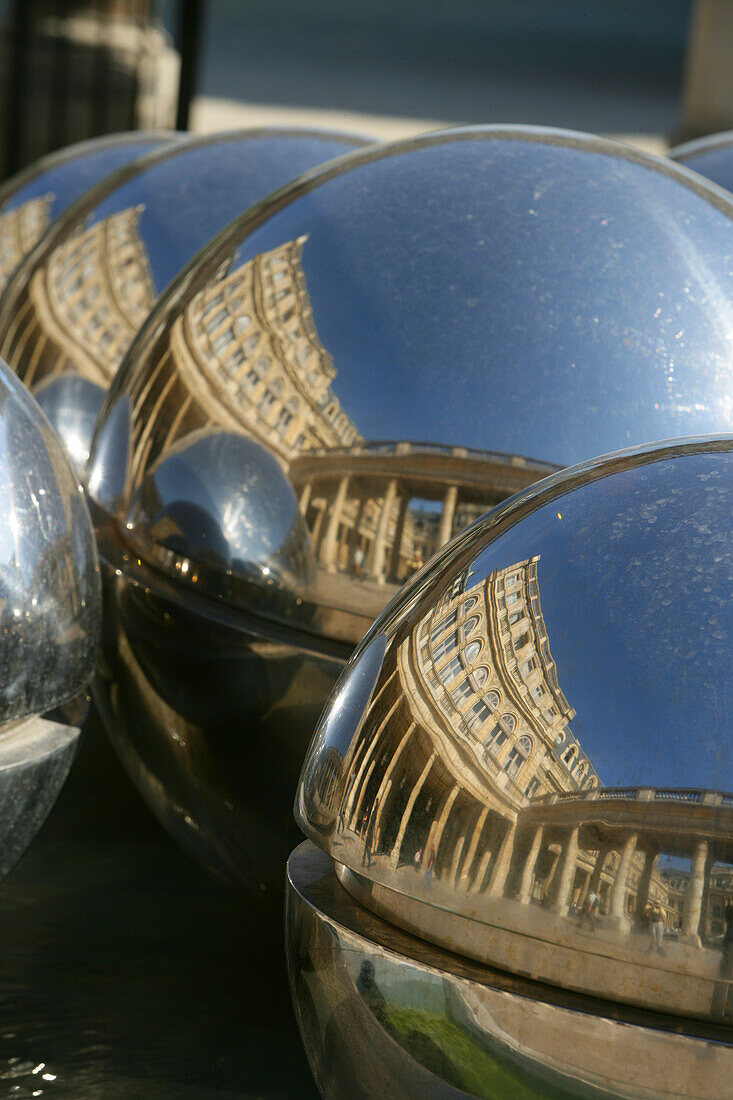 Stahlkugeln spiegeln den Stadtpalast, Mehrfachspiegelung, Innenhof Palais Royal, Pariser Stadtpalast,  Staatsrat, Arkadengänge, Sälen von Daniel Buren  1. Arrondissement, Paris, Frankreich