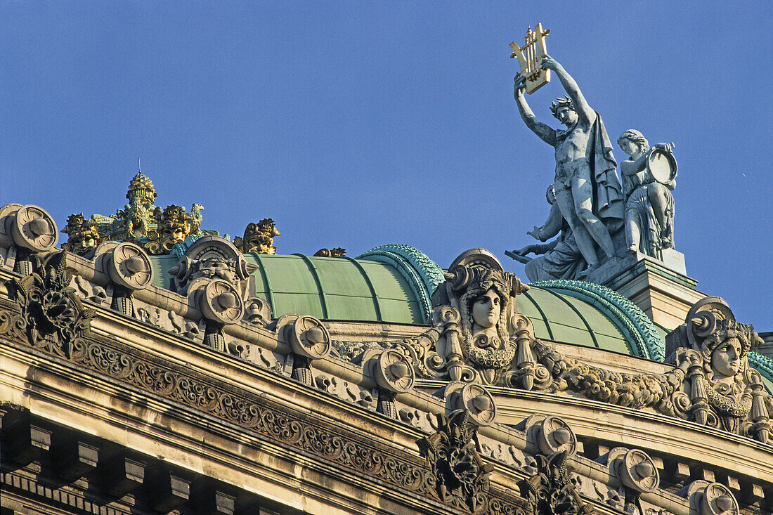 Opera Garnier, Apollon Statue mit Musik links und Poesie rechts auf dem Dach der Opéra Garnier, Zweiten Kaiserreich, Paris, Frankreich