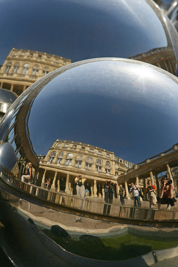 Stahlkugeln spiegeln den Stadtpalast, Mehrfachspiegelung, Innenhof Palais Royal, Pariser Stadtpalast,  Staatsrat, Säulen von Daniel Buren 1. Arrondissement, Paris, Frankreich