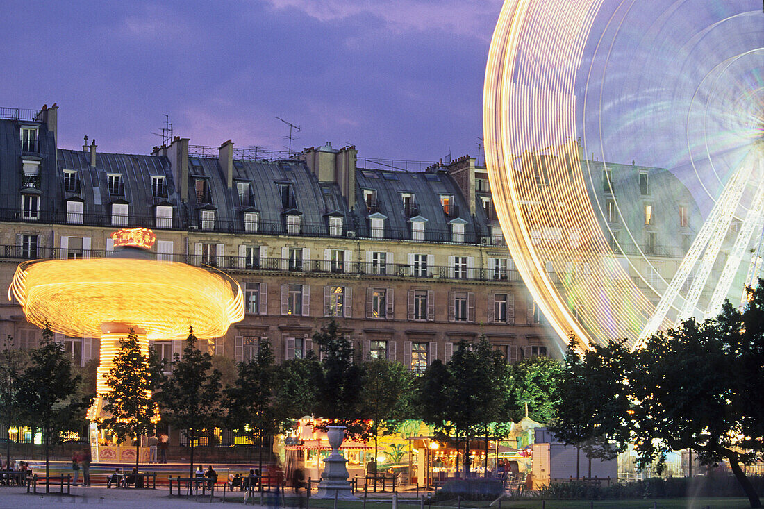 Karrussell und Riesenrad im Abendlicht, Tuileriengarten, 1. Arrondissement, Paris, Frankreich