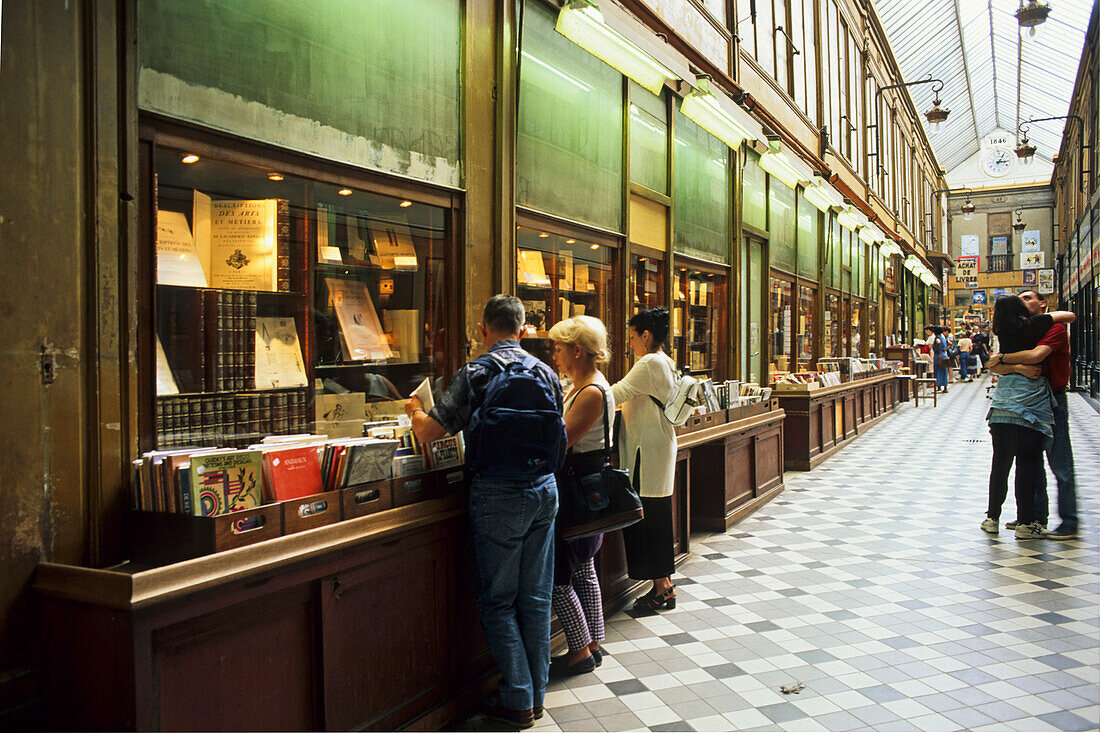 Menschen vor einem Antiquariat in der Passage Jouffroy, 9. Arrondissement, Paris, Frankreich, Europa