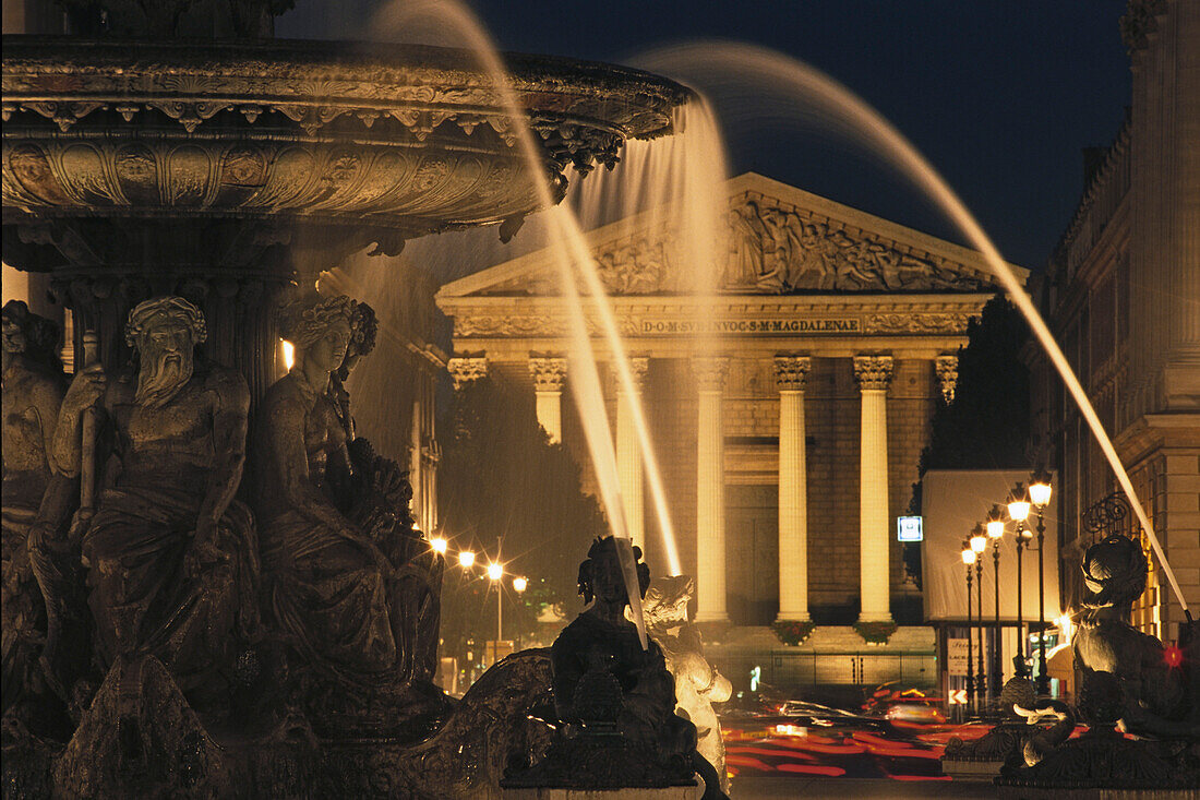 Brunnen vor der Kirche La Madeleine am Abend, Place de la Concorde, 8. Arrondissement, Paris, Frankreich, Europa