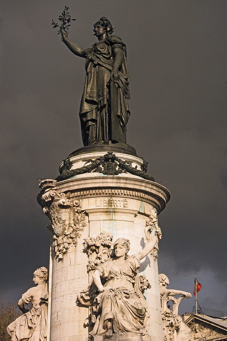 Blick auf Statue der Republik unter grauer Wolke, Place de la Republique, 3. Arrondissement, Paris, Frankreich, Europa
