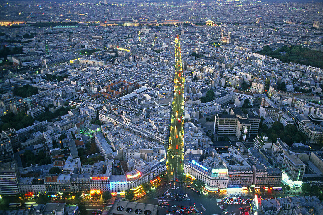Blick vom Montparnasse Turm auf beleuchteten Strassenzug Rue de Rennes zum Louvre, 15. Arrondissement, Quartier Necker, Paris, Frankreich, Europa