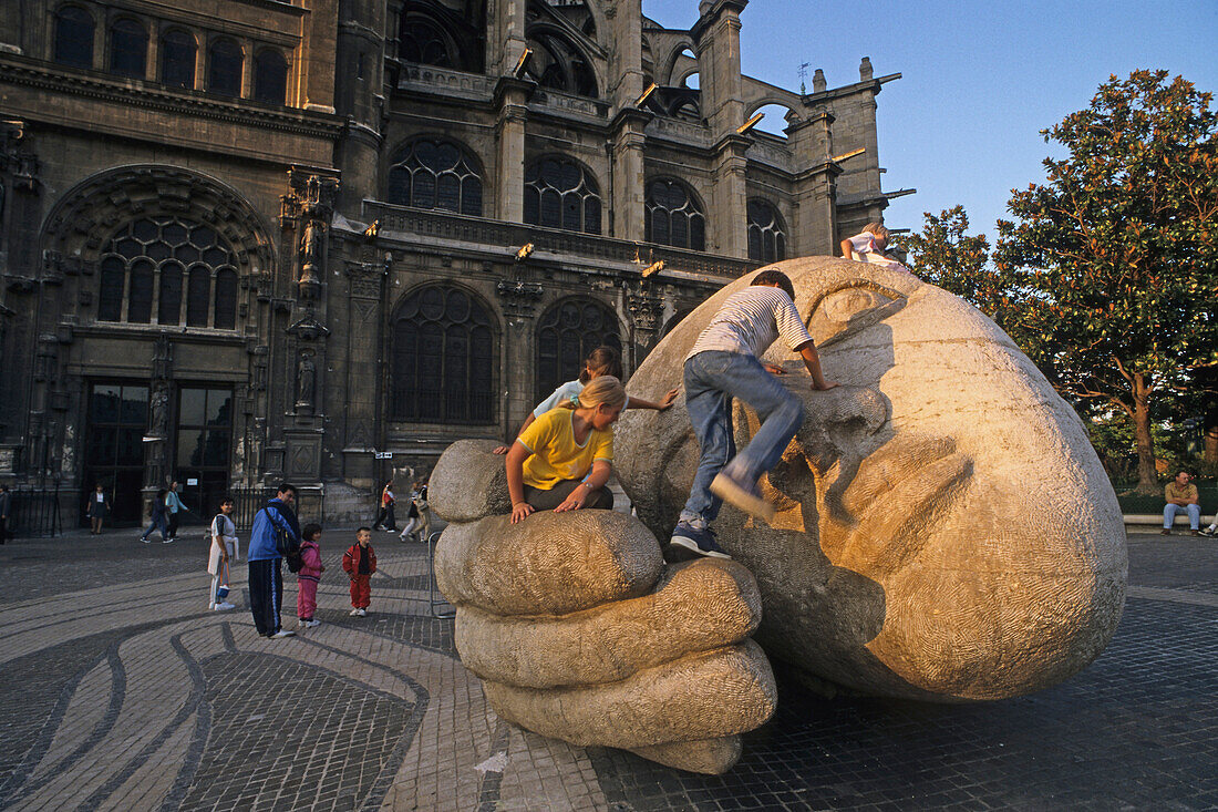 Sculpture of Henri de Miller in front of the church Saint-Eustache, 1. Arrondissement, Paris, France, Europe