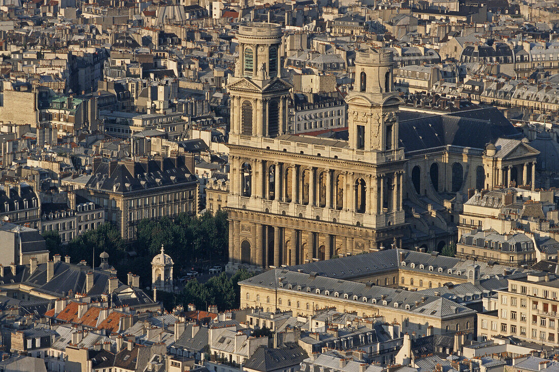 Blick auf die Kirche Saint-Sulpice mit ihrer klassizistischen Kolonnadenfassade, 6. Arrondissement, Paris, Frankreich, Europa