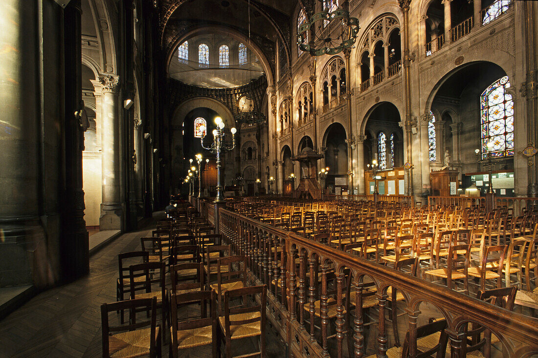 Stuhlreihen im Hauptschiff der Kirche Saint Augustin, Place St Augustin, 8. Arrondissement, Paris, Frankreich, Europa