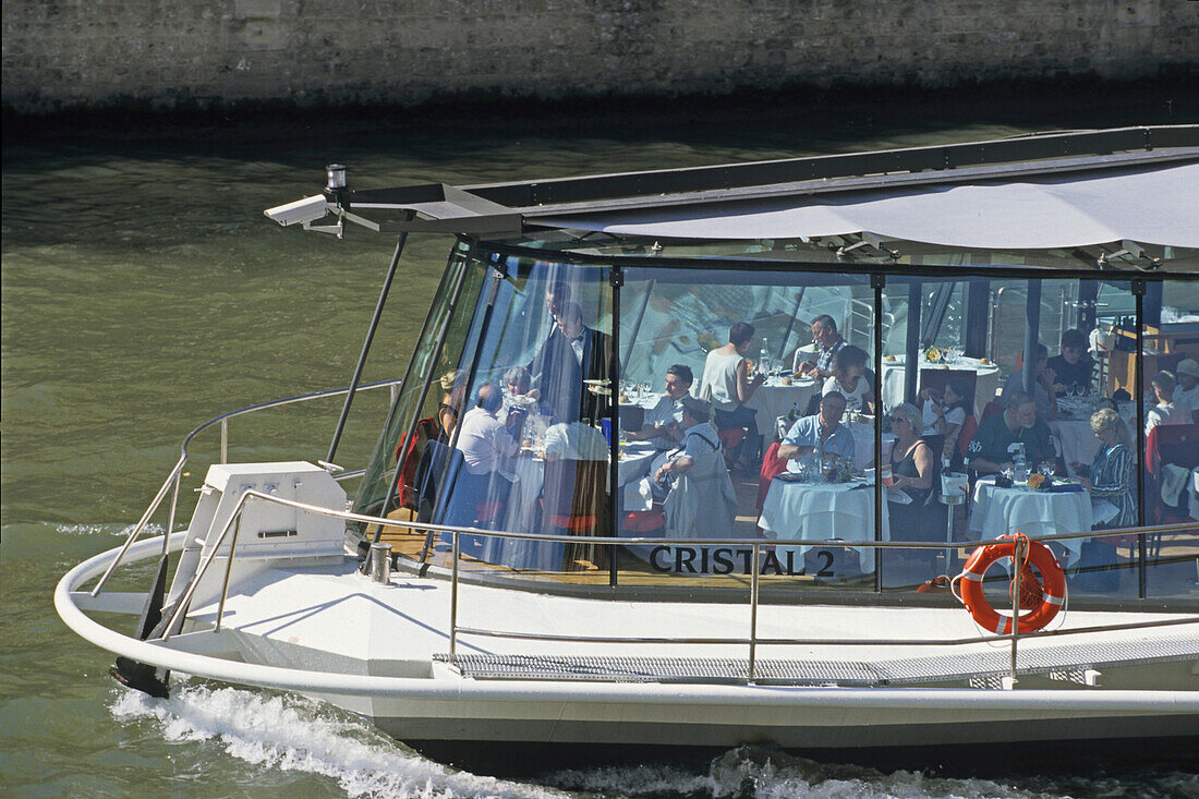Les Bateaux, Menschen auf einem Restaurantboot auf der Seine, Paris, Frankreich, Europa