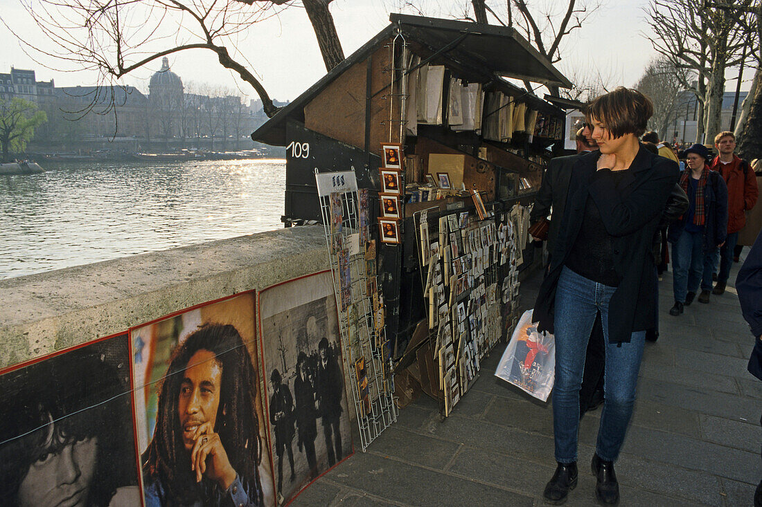 Buchhändler und Menschen am Quai de la Seine, Paris, Frankreich, Europa