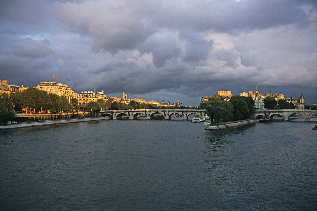 Pont Neuf, Bogenbrücke über der Seine zur Ile de la Cité, 1. Arrondissement, Paris, Frankreich, Europa