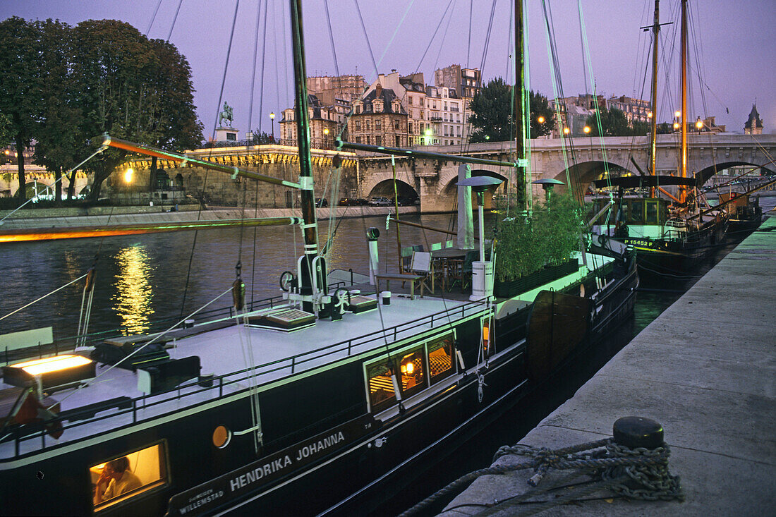 Houseboats on the banks of the Seine river in the evening, Paris, France, Europe