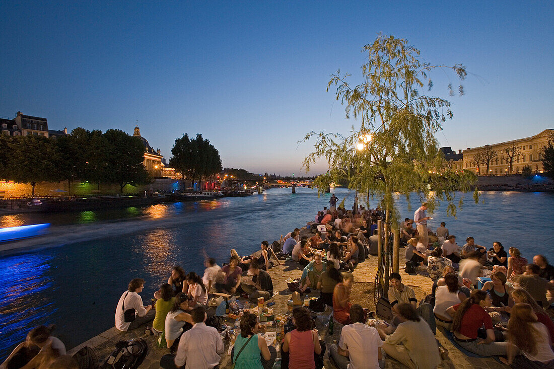 People relaxing on the tip of the Isle de la Cité in the evening, Paris, France, Europe