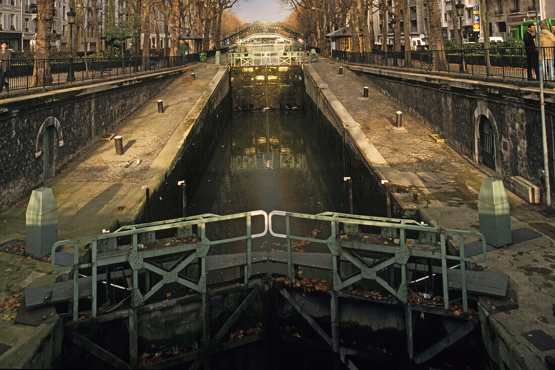 Blick auf Kanal Saint Martin mit Schleusen, 10. Arrondissement, Paris, Frankreich, Europa
