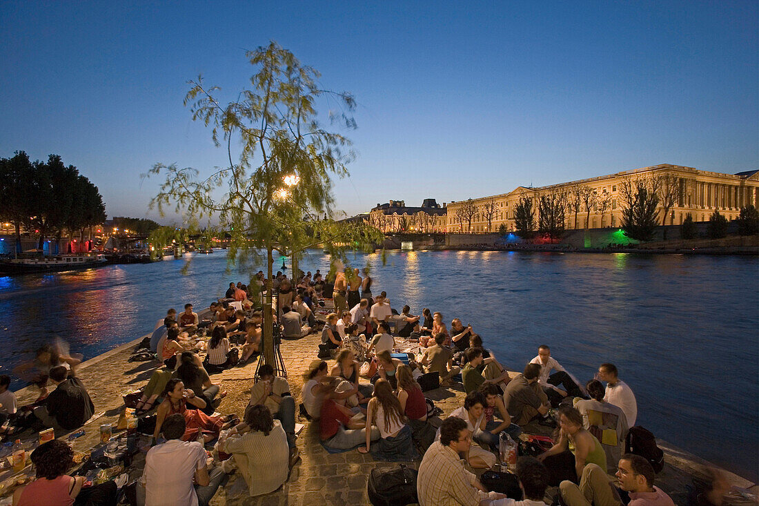 Menschen suchen Entspannung auf der Spitze der Isle de la Cité am Abend, Paris, Frankreich, Europa