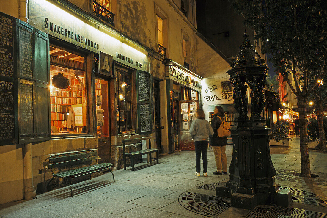 Menschen vor dem Buchladen Shakespeare and Company bei Nacht, Quartier Latin, Paris, Frankreich, Europa