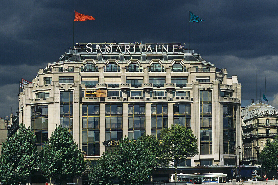 Aussenansicht des Kaufhauses La Samaritaine unter Wolkenhimmel, 1 Arrondissement, Paris, Frankreich, Europa