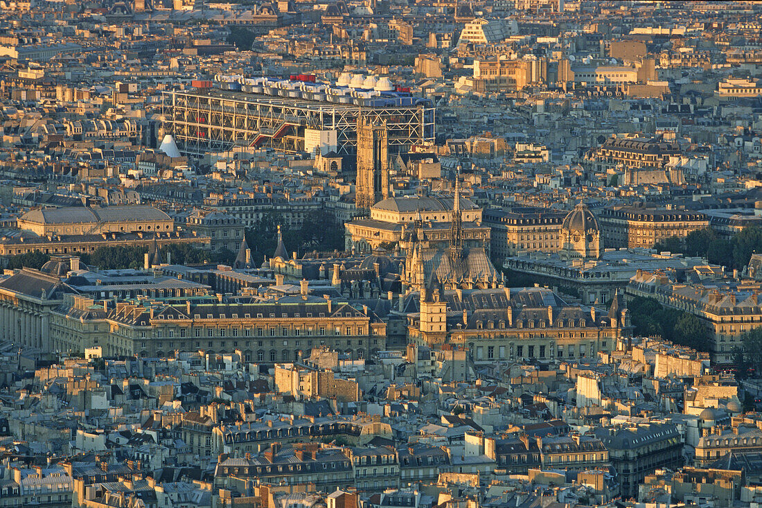 Blick über Pariser Dächer in der Abendsonne, Paris, Frankreich, Europa