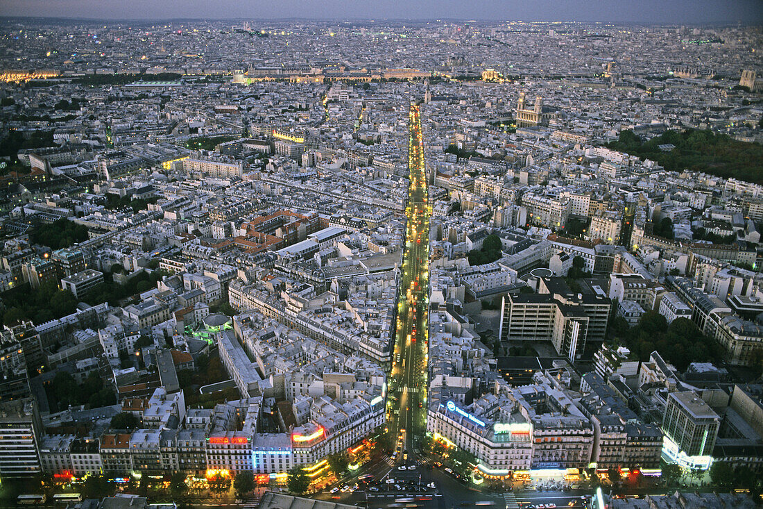 Blick vom Tour Montparnasse über die Rue de Rennes hinüber zum Louvre, Paris, Frankreich, Europa
