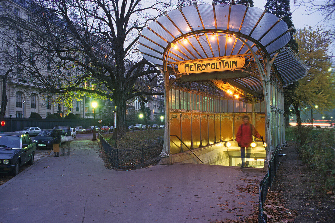 Eingang zur Metro am Abend, Porte Dauphine, Paris, Frankreich, Europa