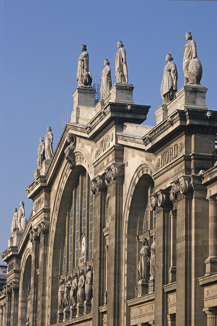 Statuen auf dem Dach des Gare du Nord, 10. Arrondissement, Paris, Frankreich, Europa