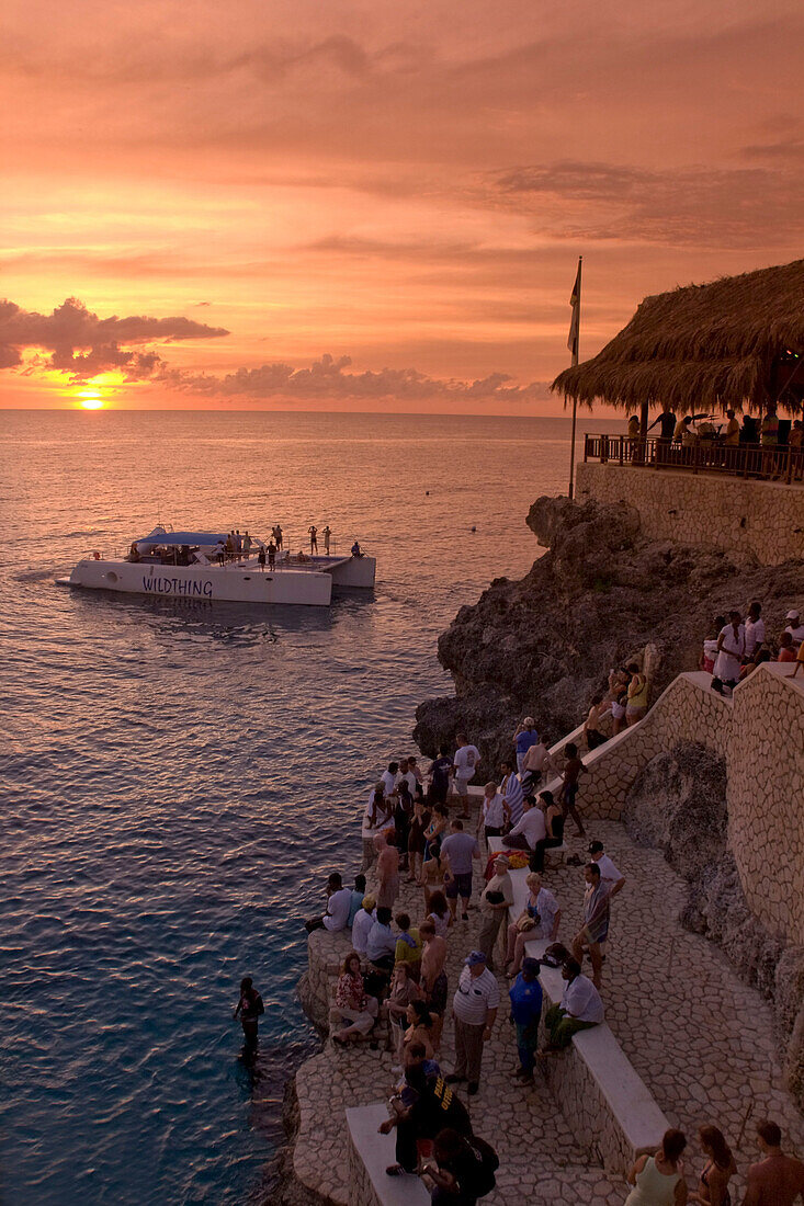 Jamaika Negril Ricks Café bei Sonnenuntergang Katamaran