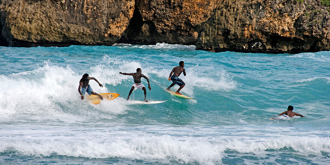 Jamaika Bostan Bay Surfer