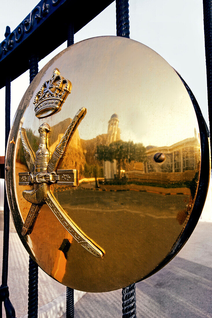 Oman Muskat Sultanspalast vergoldetes Emblem am Eingangstor