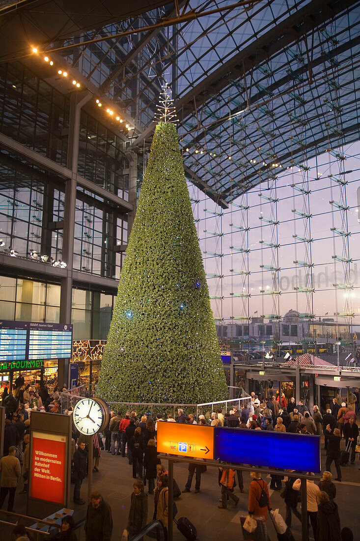 Berlin Lehrter Bahnhof, railway station with christmas tree