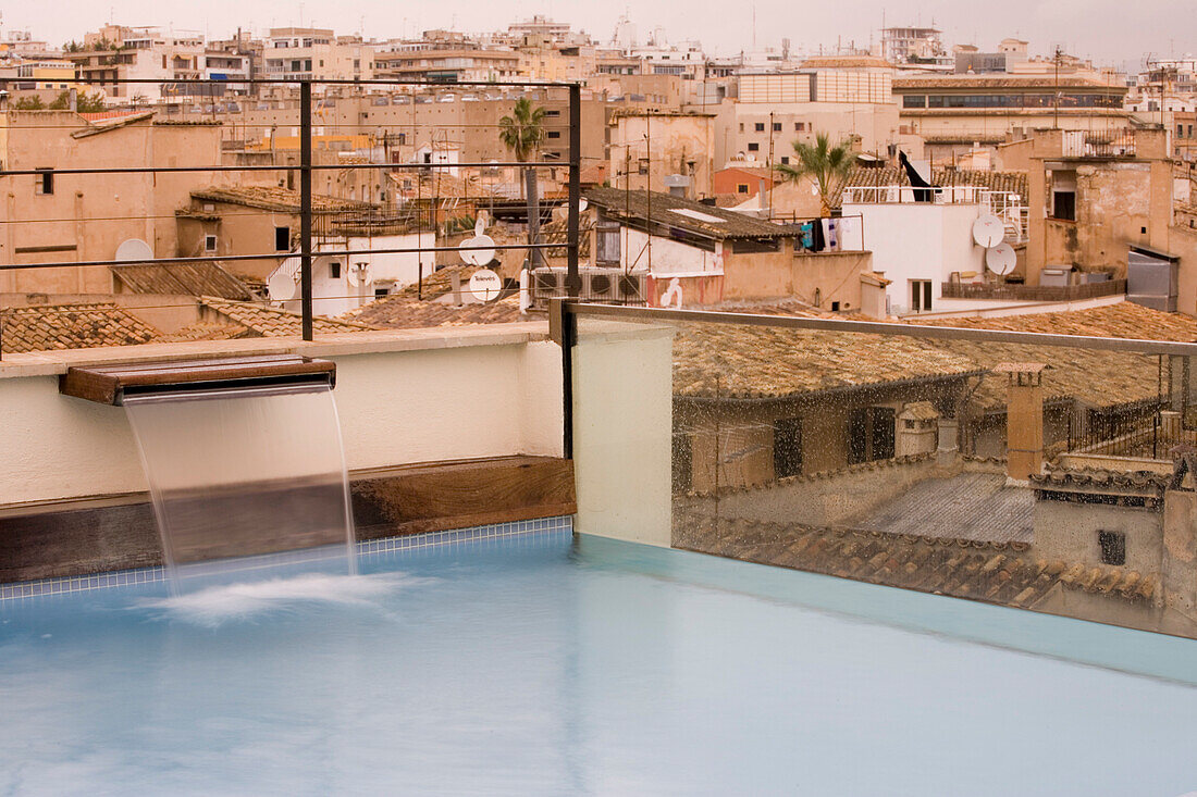 Schwimmbad auf Dach von Hotel Tres, Palma, Mallorca, Balearen, Spanien, Europa