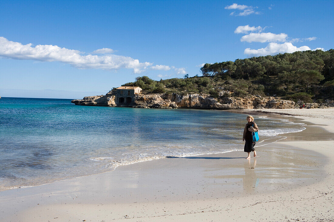 Spaziergang am Strand s'Amarador an der Cala Mondrago Bucht, Parc Natural de Mondrago, nahe Portopetro, Mallorca, Balearen, Spanien, Europa