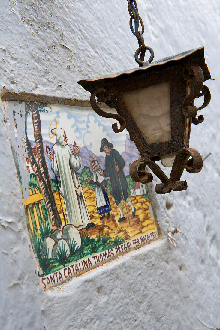 Laterne und Santa Catalina Kachelbild, Valldemossa, Mallorca, Balearen, Spanien, Europa