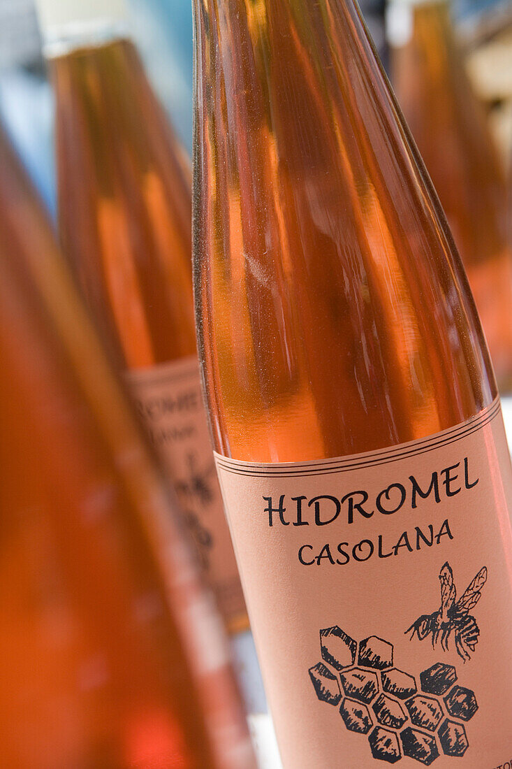 Flaschen mit Hidromel Casolana Honigwein an Marktstand, Santa Maria del Cami, Mallorca, Balearen, Spanien, Europa