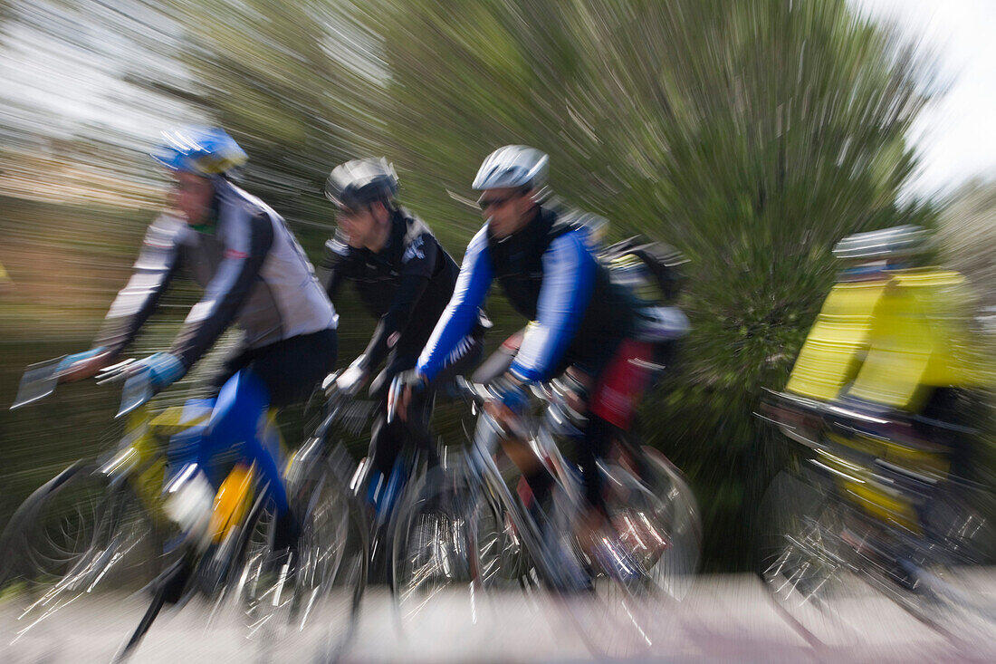 Radfahrer auf Landstraße, nahe Arta, Mallorca, Balearen, Spanien, Europa