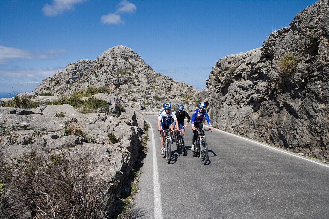 Radfahrer auf Sa Calobra Bergstraße im Serra de Tramuntana Gebirge, Mallorca, Balearen, Spanien, Europa
