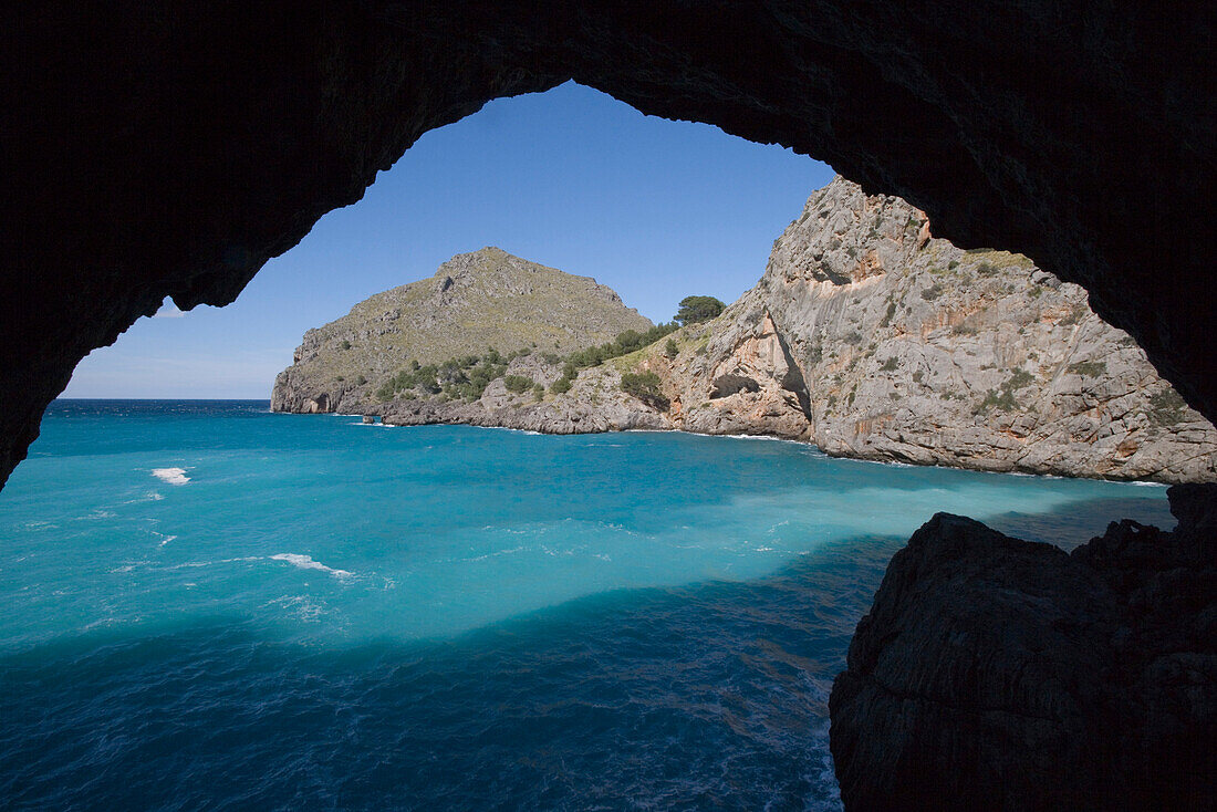 Blick durch Höhle auf die Cala de Sa Calobra Bucht, Mallorca, Balearen, Spanien, Europa