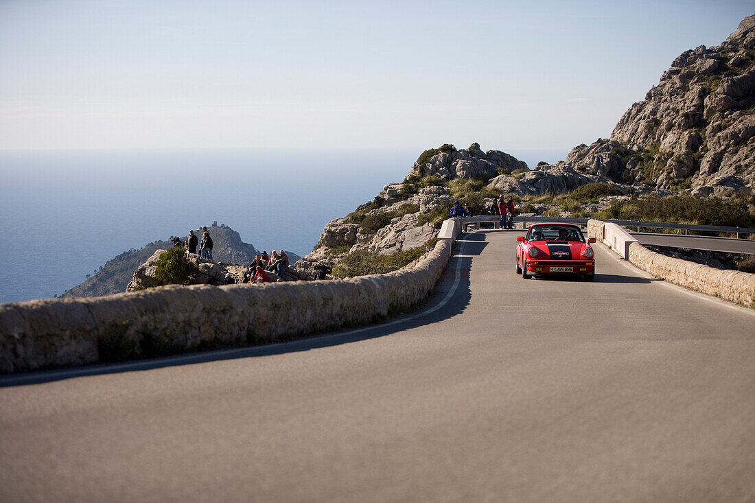 Porsche 911 an Krawattenknoten Kurve der Sa Calobra Bergstraße im Serra de Tramuntana Gebirge, Rally Classico Isla Mallorca, Mallorca, Balearen, Spanien, Europa