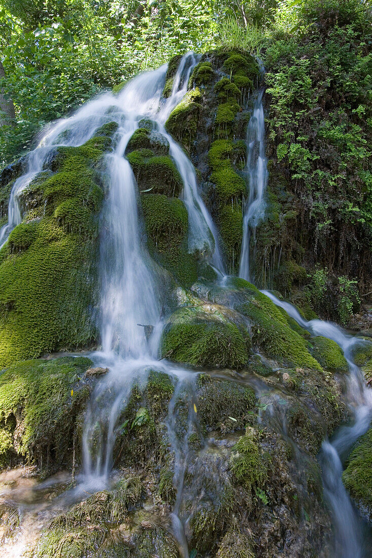 Wasserfall im Park des La Granja Landgut, Esporles, Mallorca, Balearen, Spanien, Europa