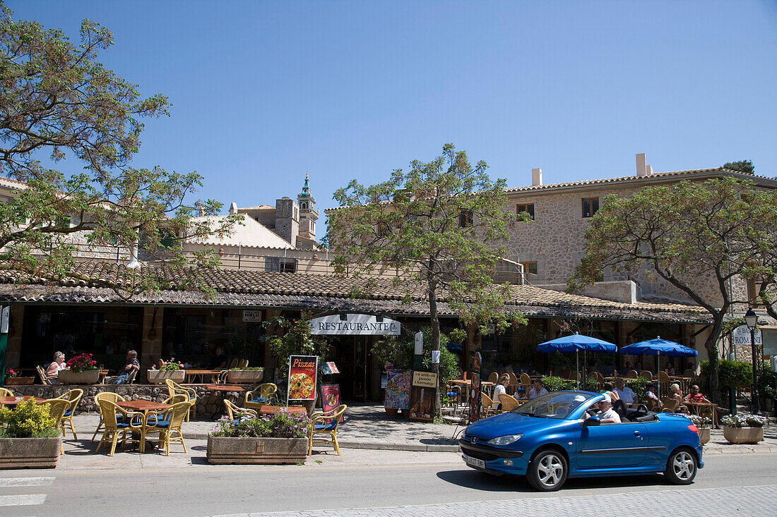Blaues Cabriolet und Terrasse von Restaurant, Valldemossa, Mallorca, Balearen, Spanien, Europa