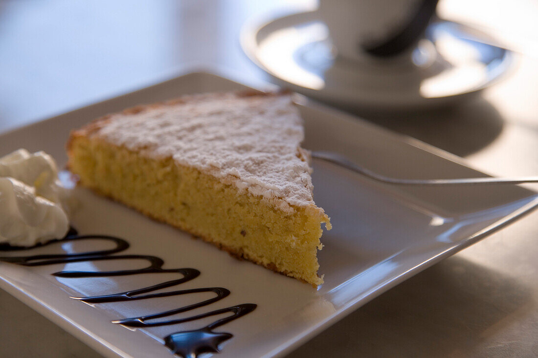 Köstlicher Mandelkuchen im Café es Trast, Banyalbufar, Mallorca, Balearen, Spanien, Europa