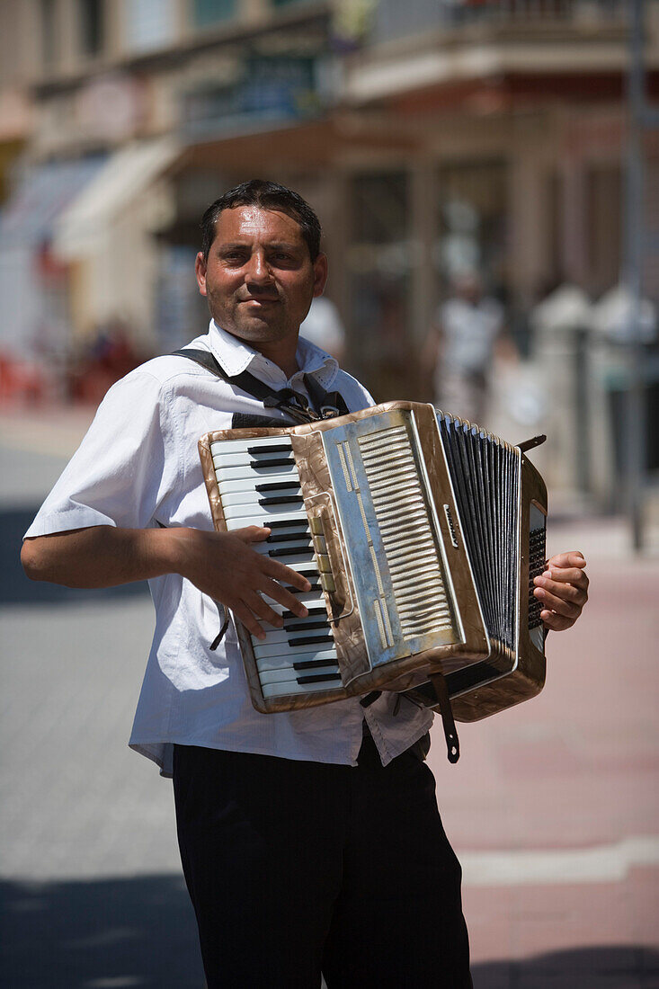 Straßenmusikant spielt Akkordeon, Port de Soller, Mallorca, Balearen, Spanien, Europa