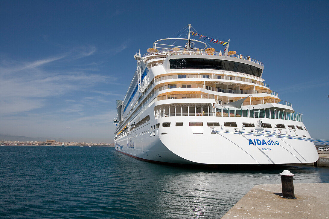 Kreuzfahrtschiff AIDAdiva an der Pier im Heimathafen Palma de Mallorca, Palma, Mallorca, Balearen, Spanien, Europa