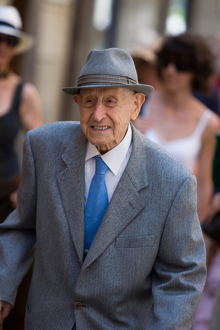 Freundlicher 103 Jahre alter Mann in Soller, Mallorca, Balearen, Spanien, Europa